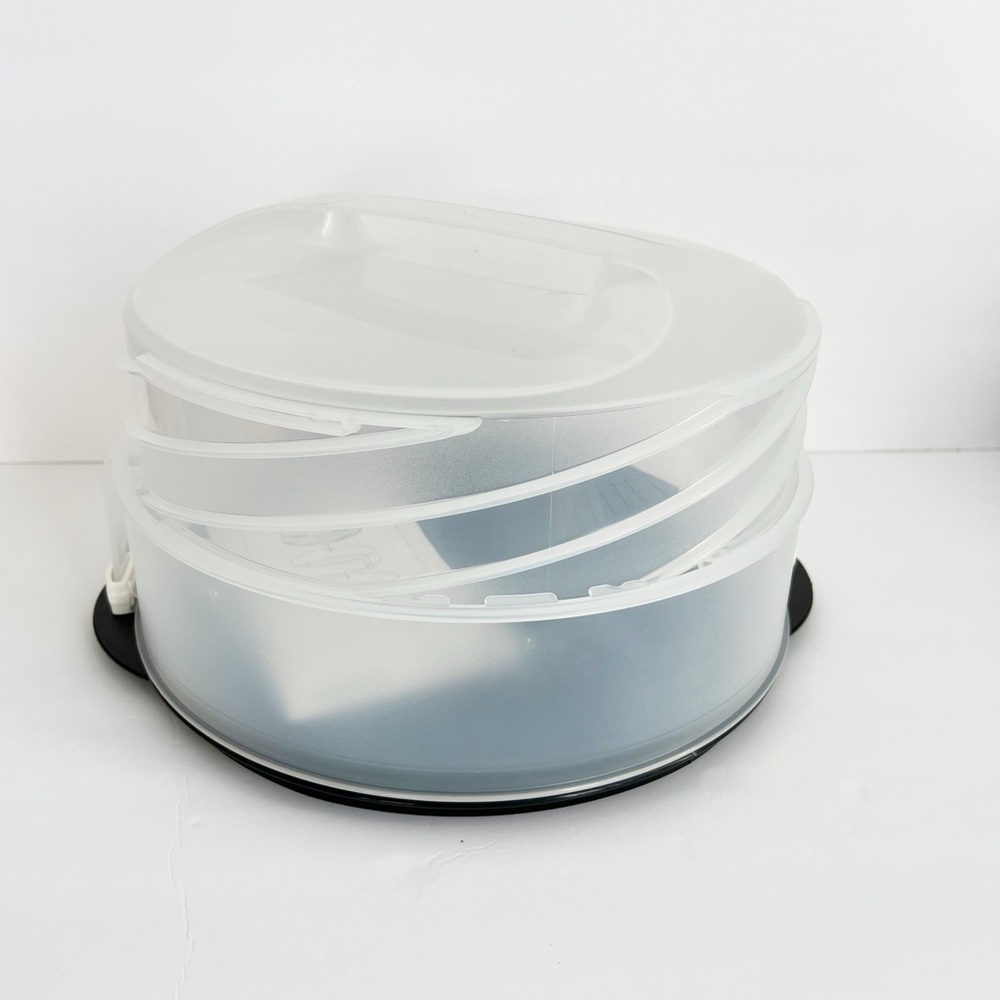 Tupperware collapsible caketaker